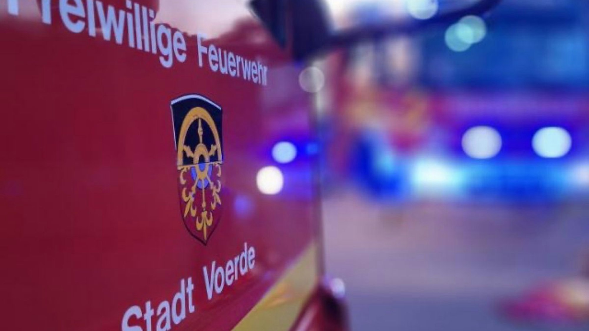 FW Voerde: Verkehrsunfall mit eingeklemmter Person