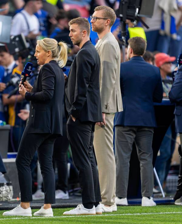 Fritzy Kromp spricht mit Moderator Jochen Breyer, daneben stehen Christoph Kramer und Per Mertesacker.