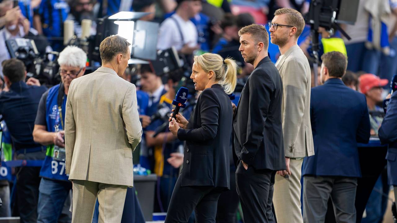 Fritzy Kromp spricht mit Moderator Jochen Breyer, daneben stehen Christoph Kramer und Per Mertesacker.