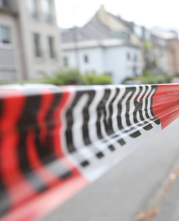 Mit Flatterband wird eine Straße bei einer Bombenentschärfung in Köln abgesperrt (Archivfoto).