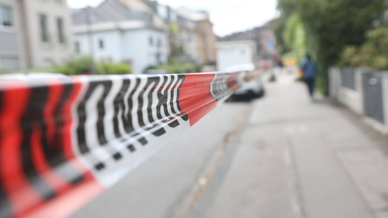 Mit Flatterband wird eine Straße bei einer Bombenentschärfung in Köln abgesperrt (Archivfoto).