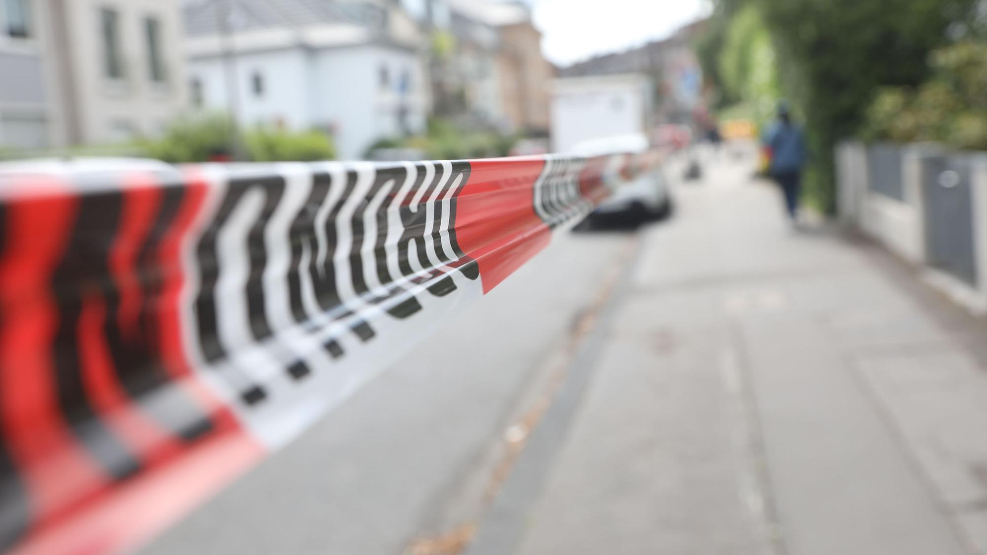 Mit Flatterband wird eine Straße bei einer Bombenentschärfung in Köln abgesperrt (Archivfoto).