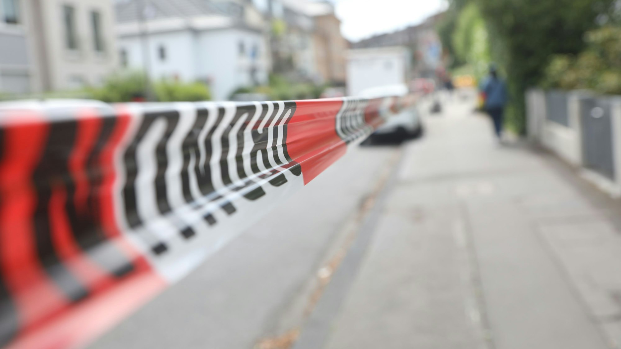 Mit Flatterband wird eine Straße bei einer Bombenentschärfung in Köln abgesperrt (Archivfoto).