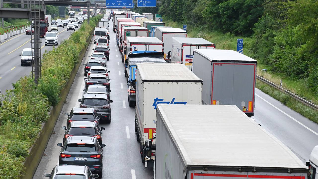 Pkw und Lkw stauen sich auf einer Autobahn.