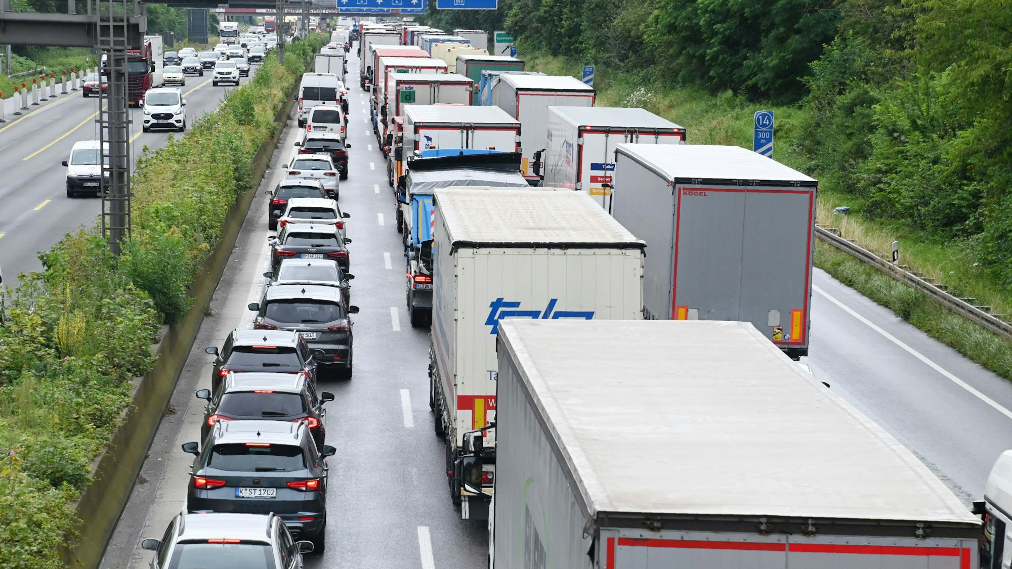 Fahrzeuge stehen auf der Autobahn im Stau.