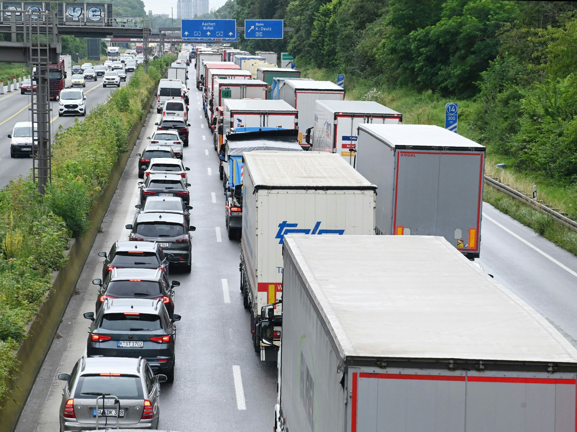Pkw und Lkw stauen sich auf einer Autobahn.