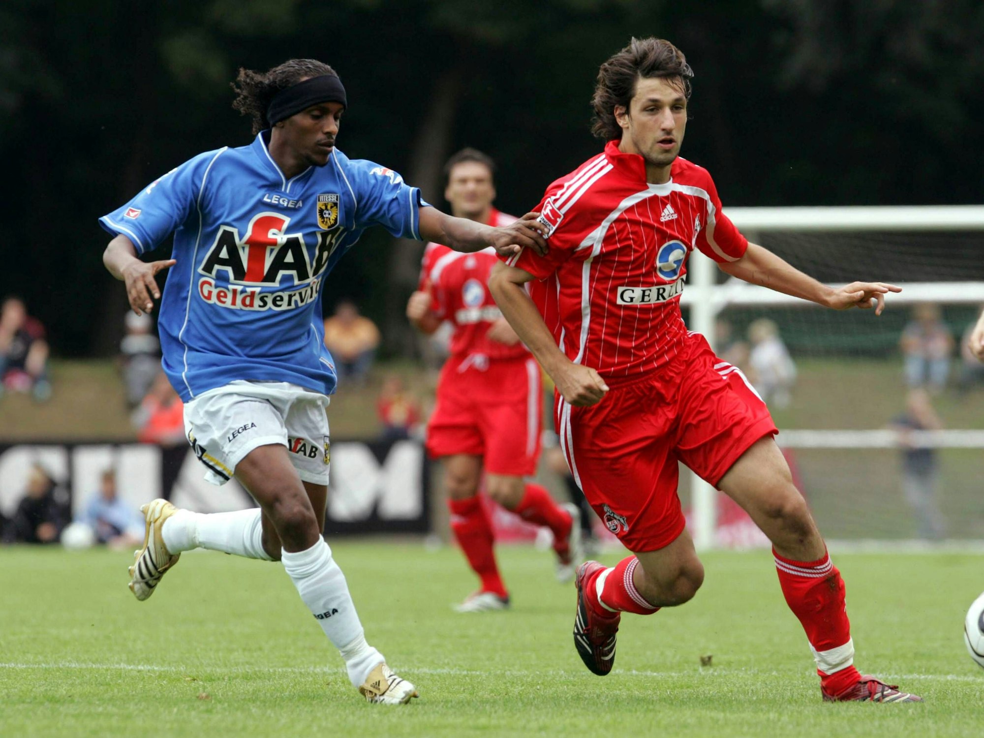 Thomas Broich (Köln, re.) im Duell gegen Youssouf Hersi (Arnheim).