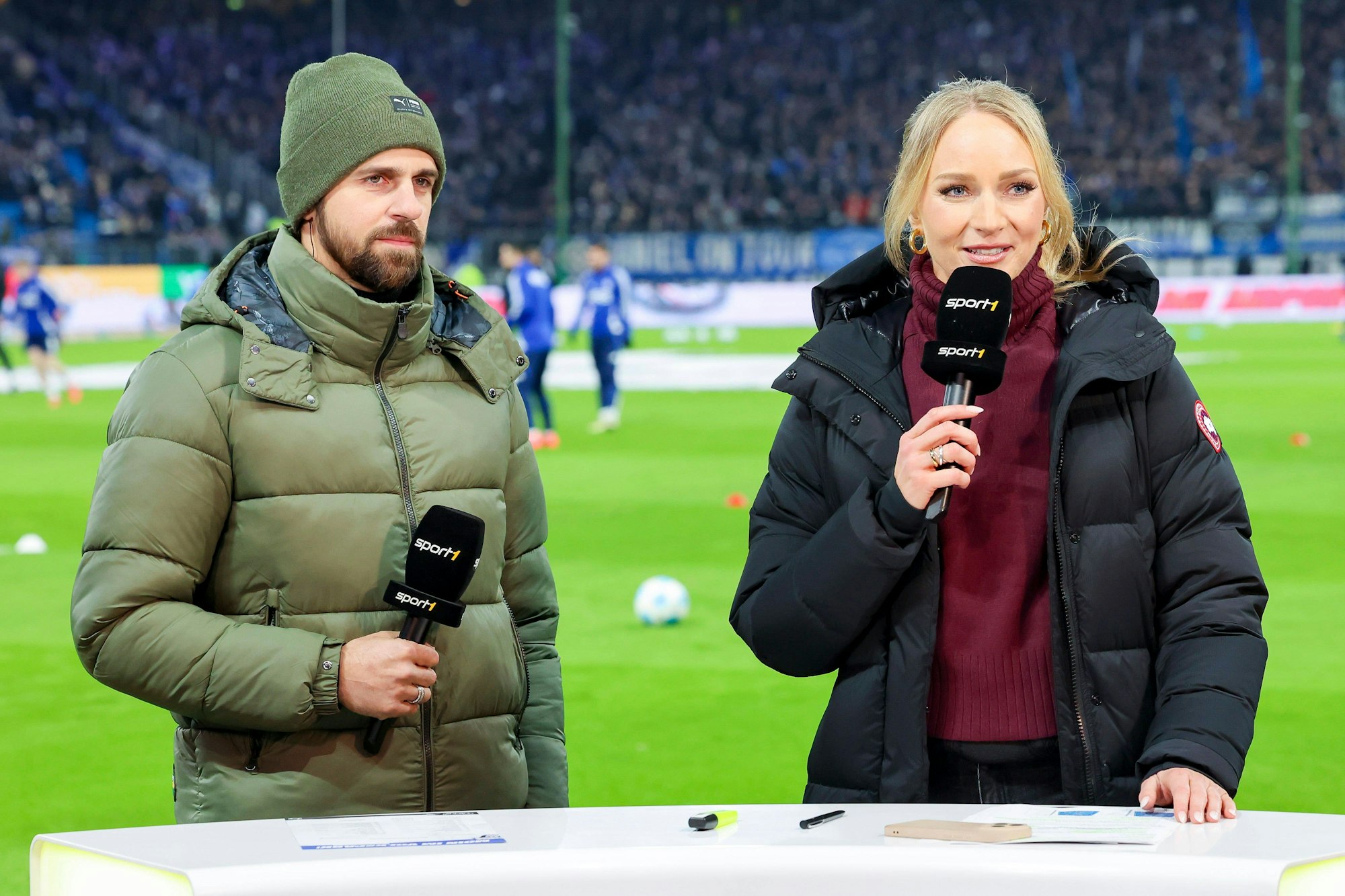 Katharina Kleinfeldt und Experte Martin Harnik mit Sport1-Mikros.