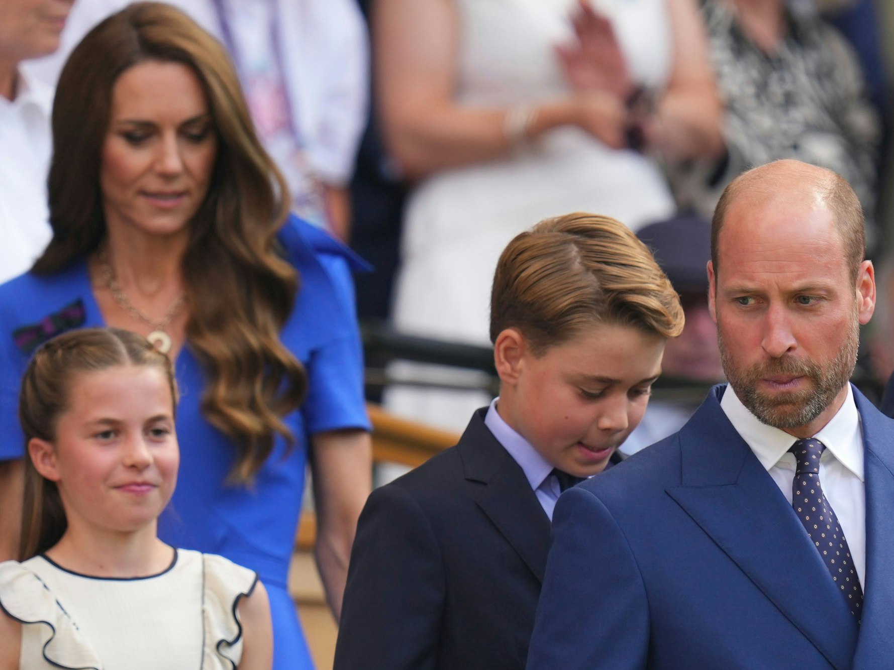 Der britische Prinz William (r), Prinzessin Kate (hinten l), Prinz George und Prinzessin Charlotte beim Wimbledon-Finale. Prinz Louis fehlt.