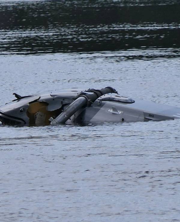 Ein Hubschrauber treibt in der Nähe von Grimma in Sachsen in einem Fluss. Ein Helikopter ist in der Nähe von Grimma in Sachsen in einen Fluss gestürzt.