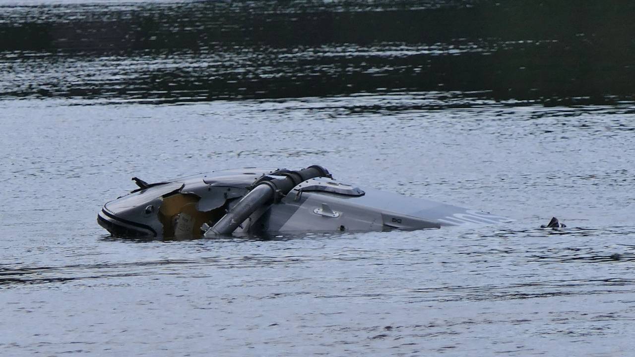 Ein Hubschrauber treibt in der Nähe von Grimma in Sachsen in einem Fluss. Ein Helikopter ist in der Nähe von Grimma in Sachsen in einen Fluss gestürzt.