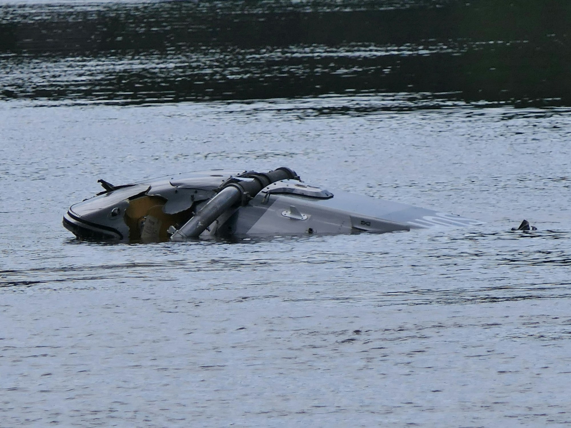 Ein Hubschrauber treibt in der Nähe von Grimma in Sachsen in einem Fluss. Ein Helikopter ist in der Nähe von Grimma in Sachsen in einen Fluss gestürzt.