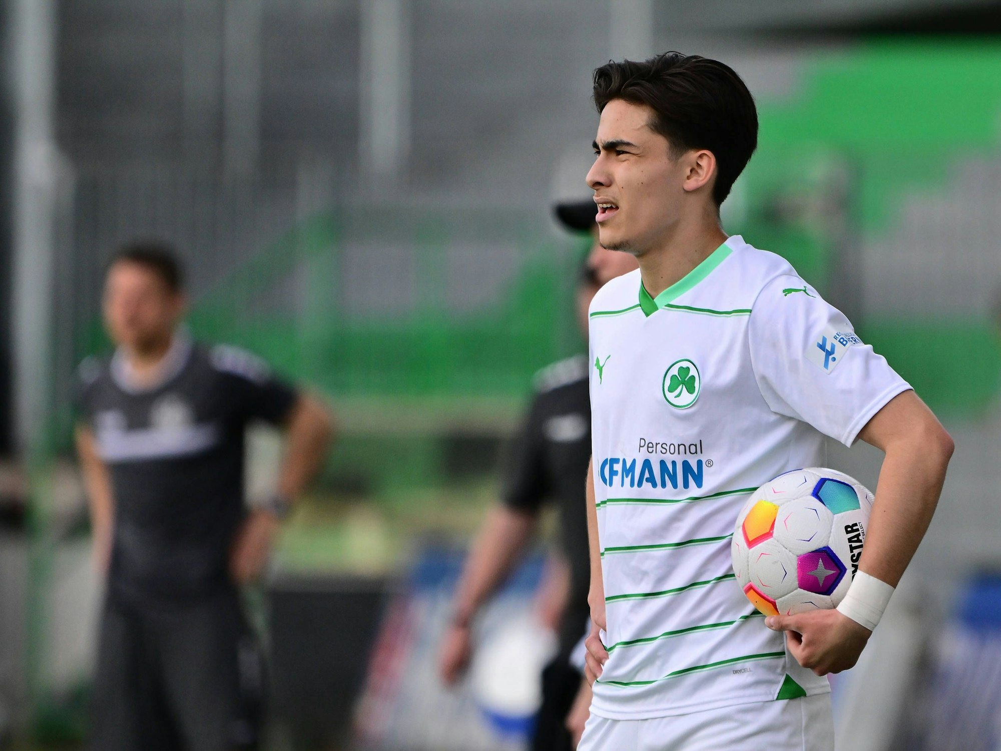 Lucien Littbarski im Trikot von Greuther Fürth bei einem Einwurf.