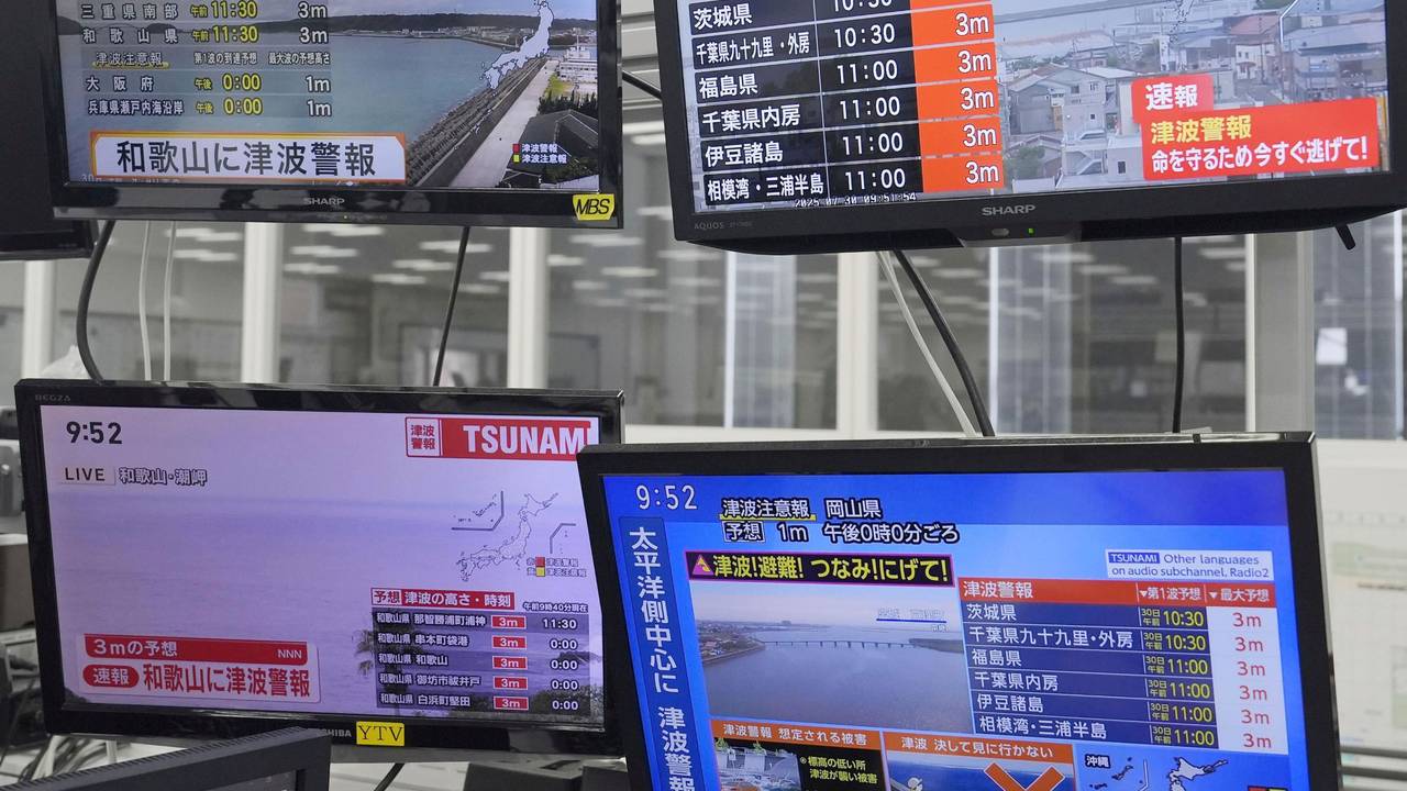 Nachdem ein starkes Erdbeben im Fernen Osten Russlands eine Tsunami-Warnung für Teile Japans ausgelöst hat, zeigen Fernsehbildschirme in Osaka Nachrichten.