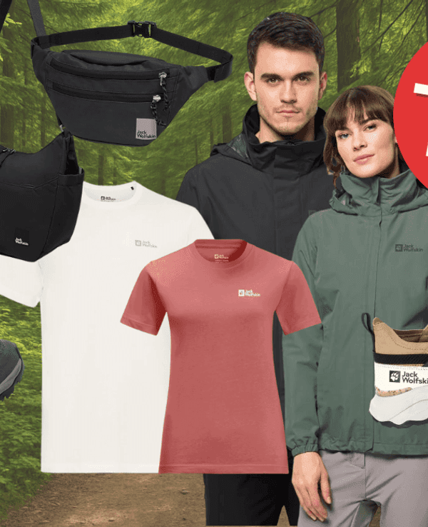Anordnung verschiedener Jack Wolfskin Produkte wie Bauchtaschen, Wanderschuhe, Regenjacken und T-Shirts vor einem Hintergrund, der einen Wanderweg im Wald zeigt.