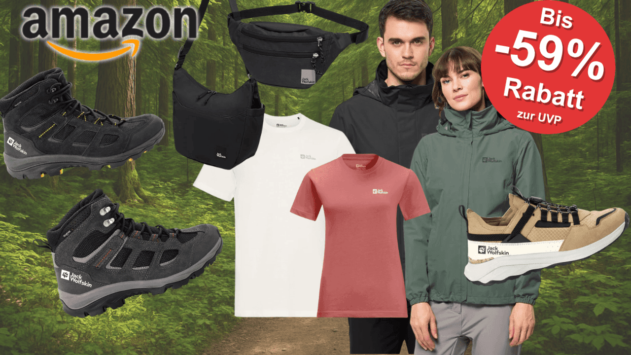 Anordnung verschiedener Jack Wolfskin Produkte wie Bauchtaschen, Wanderschuhe, Regenjacken und T-Shirts vor einem Hintergrund, der einen Wanderweg im Wald zeigt.