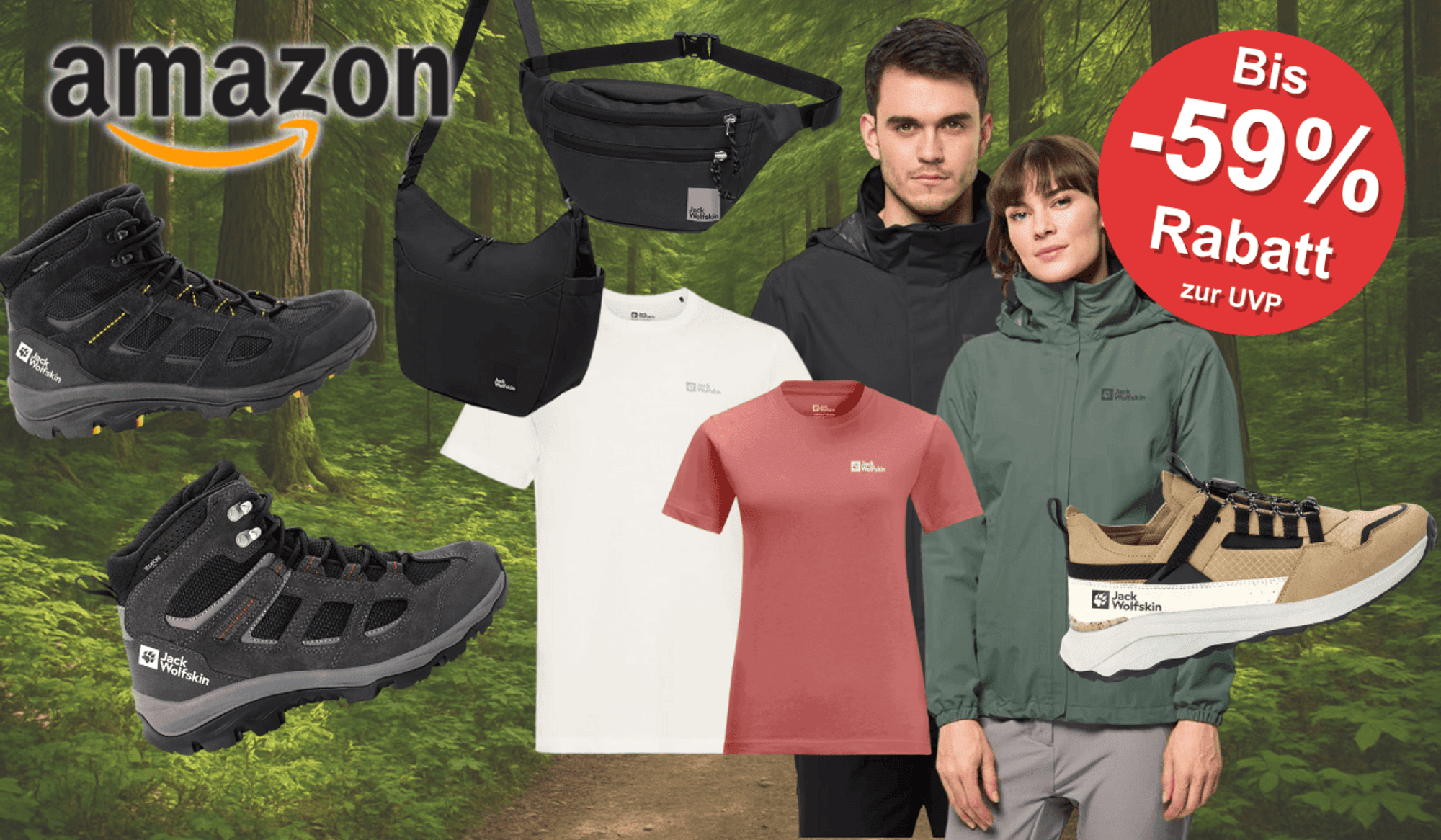 Anordnung verschiedener Jack Wolfskin Produkte wie Bauchtaschen, Wanderschuhe, Regenjacken und T-Shirts vor einem Hintergrund, der einen Wanderweg im Wald zeigt.