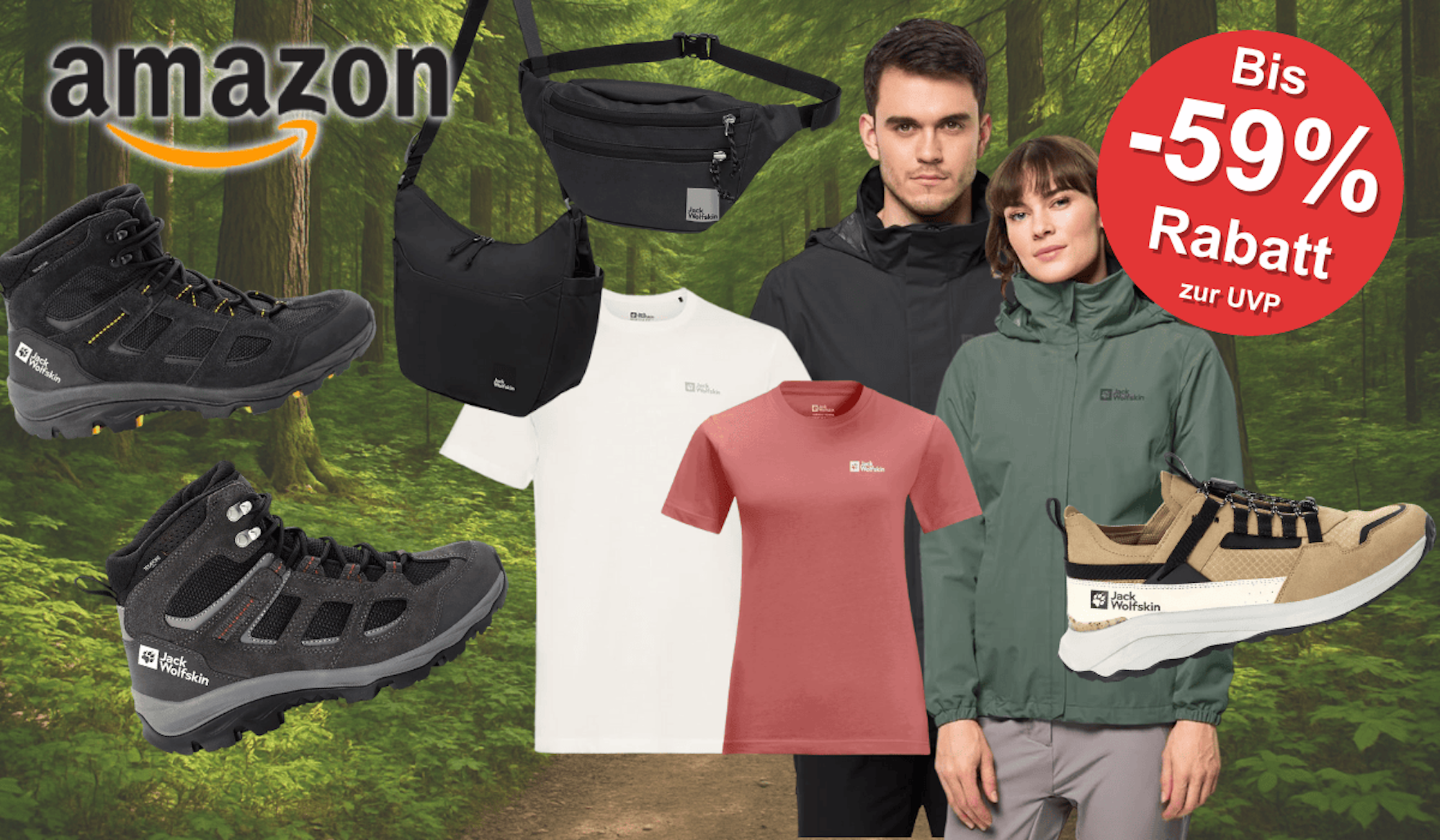 Anordnung verschiedener Jack Wolfskin Produkte wie Bauchtaschen, Wanderschuhe, Regenjacken und T-Shirts vor einem Hintergrund, der einen Wanderweg im Wald zeigt.