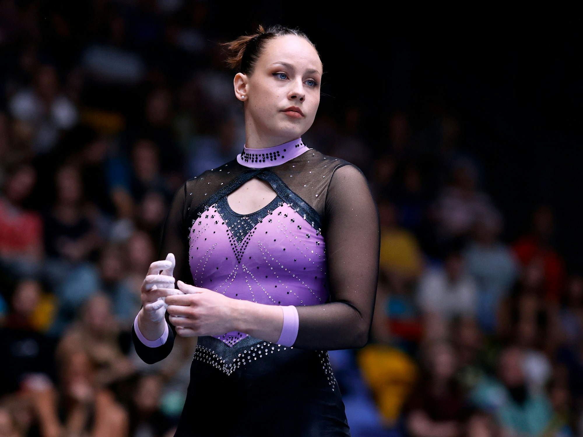 Sarah Voss bereitet sich auf eine Übung vor.