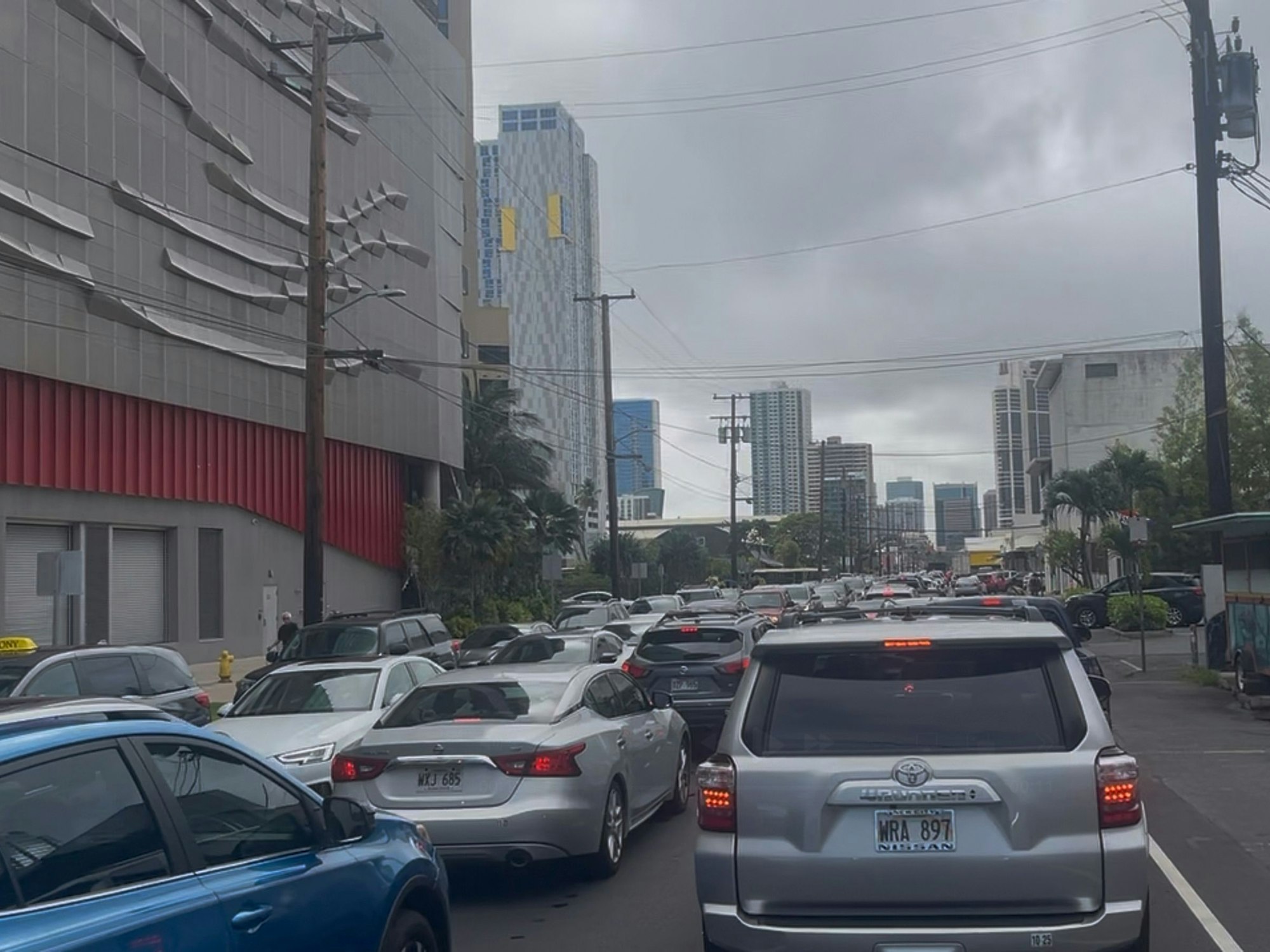In Honolulu bildet sich ein Stau, weil die Menschen eine Tsunami-Evakuierungswarnung beherzigen, die nach einem starken Erdbeben im Fernen Osten Russlands am frühen Mittwoch in die Hauptverkehrszeit fiel.