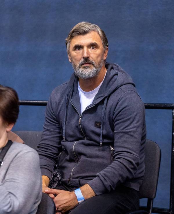 Goran Ivanisevic verfolgt mit ernster Miene ein Match.