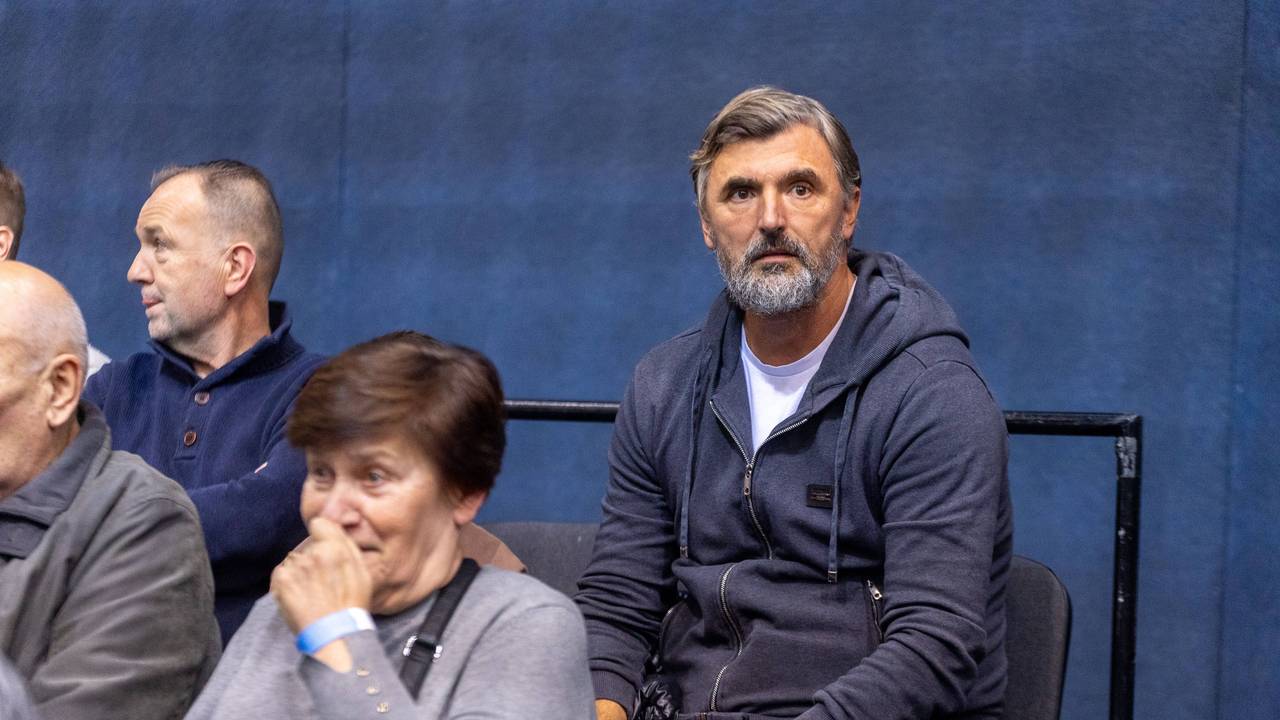 Goran Ivanisevic verfolgt mit ernster Miene ein Match.