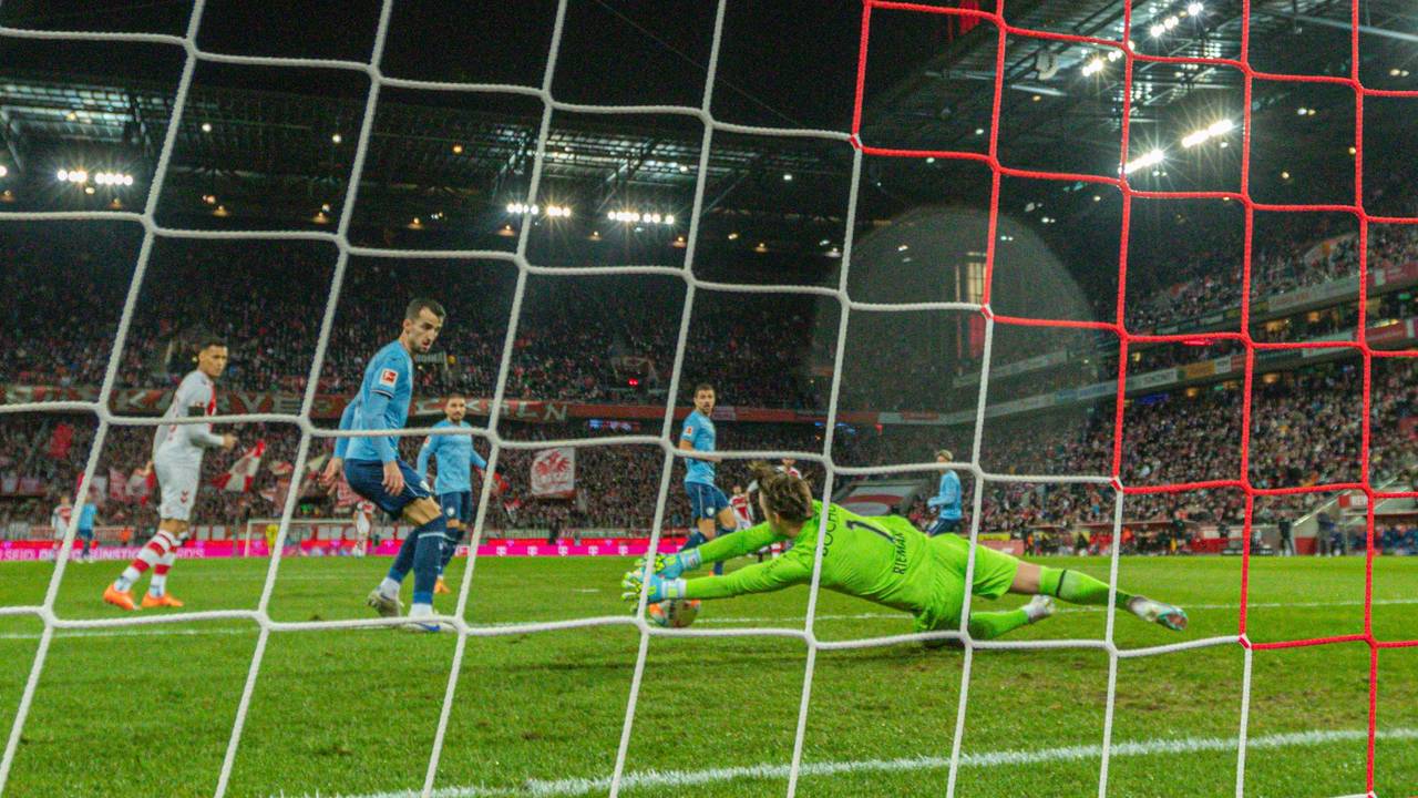 Manuel Riemann pariert einen Ball für Bochum in Köln.