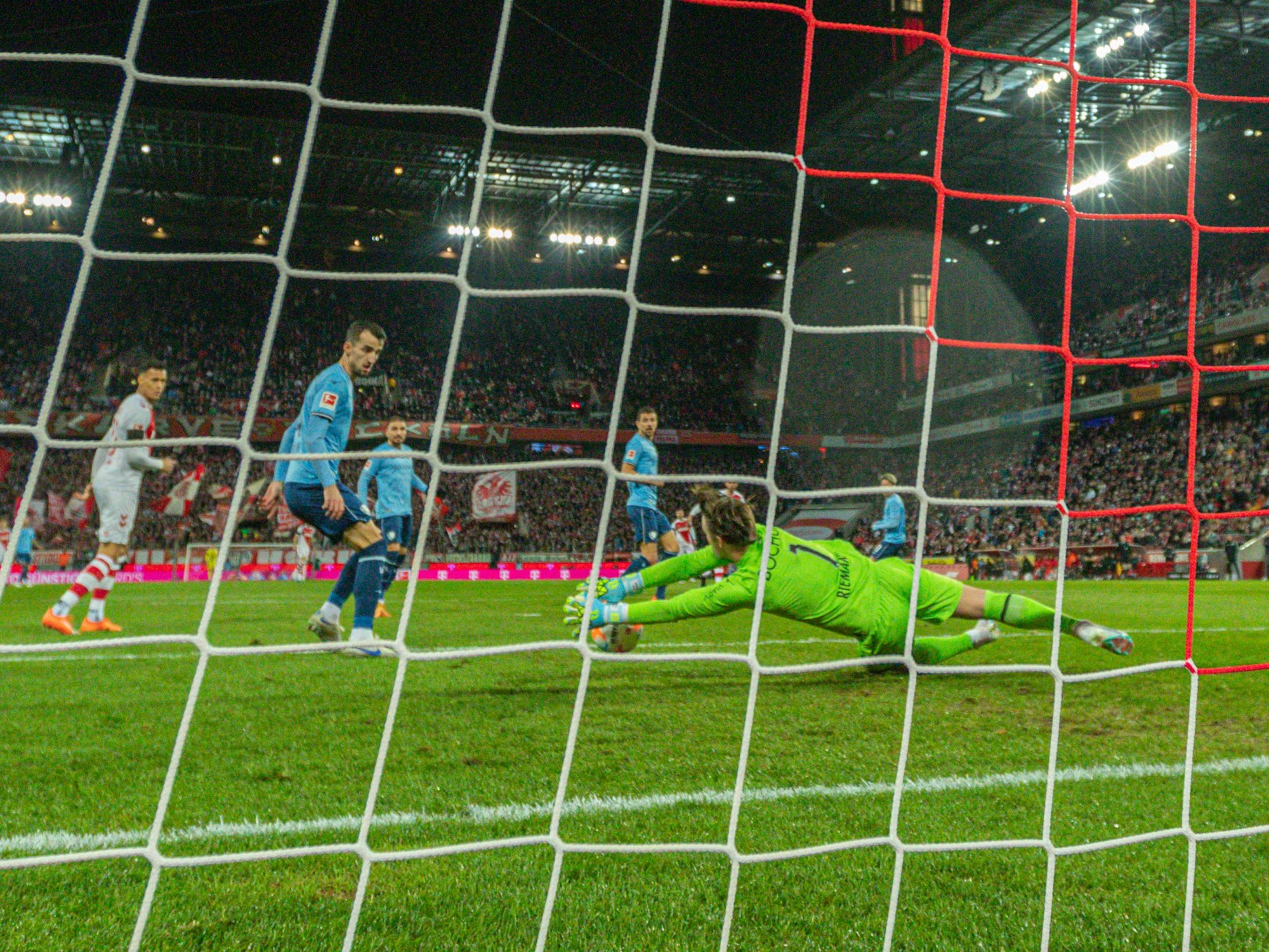 Manuel Riemann pariert einen Ball für Bochum in Köln.