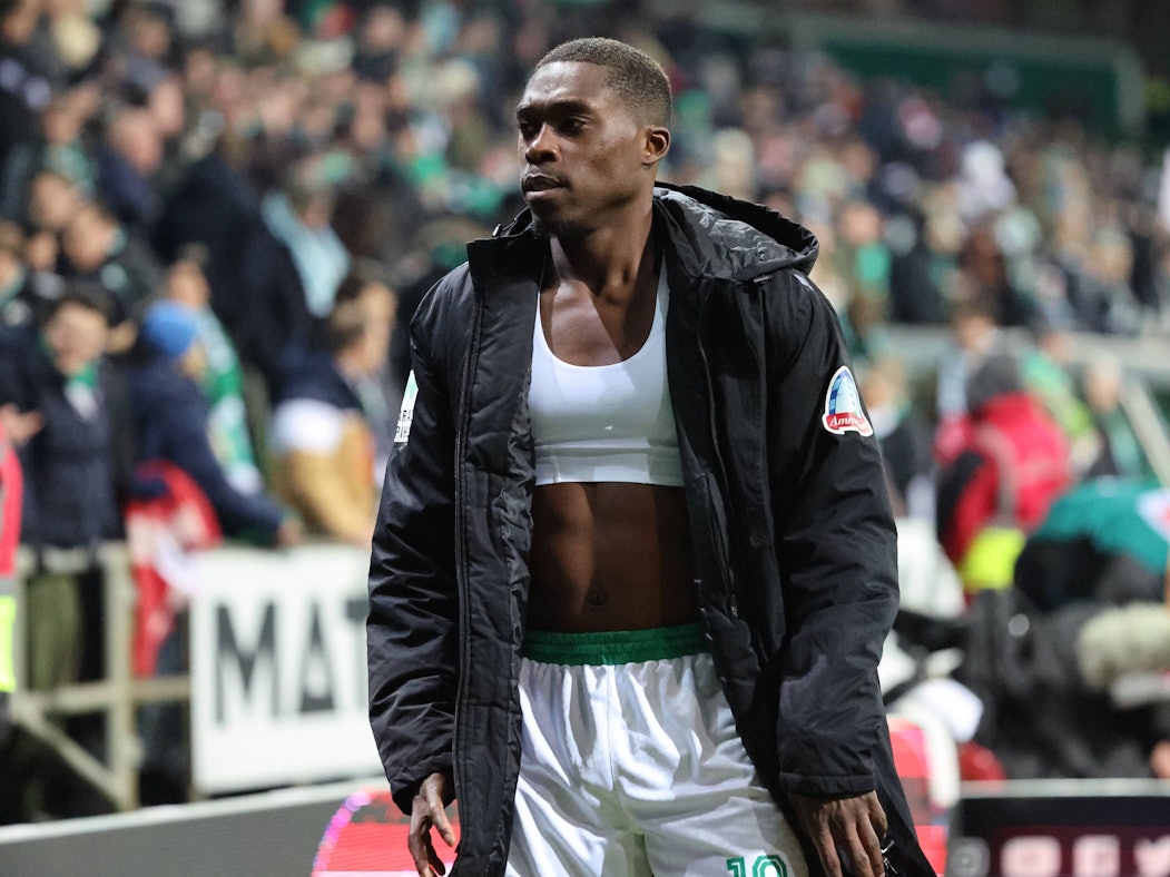 Derrick Köhn nach einem Spiel von Werder-Bremen in Trainingsjacke.