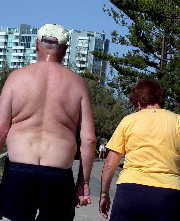 Ein Touristenpaar geht spazieren. Immer mehr Badeorte achten jetzt auf angemessene Kleidung. (Archivbild aus dem Jahr 2019)