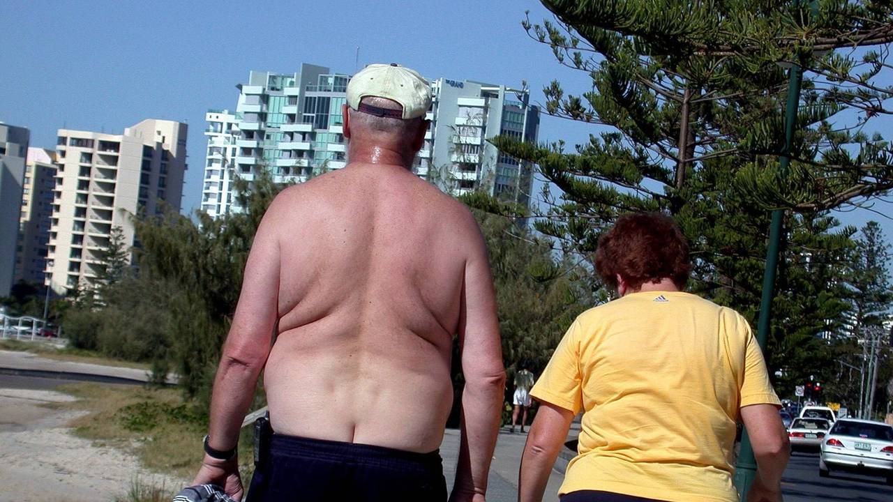Ein Touristenpaar geht spazieren. Immer mehr Badeorte achten jetzt auf angemessene Kleidung. (Archivbild aus dem Jahr 2019)