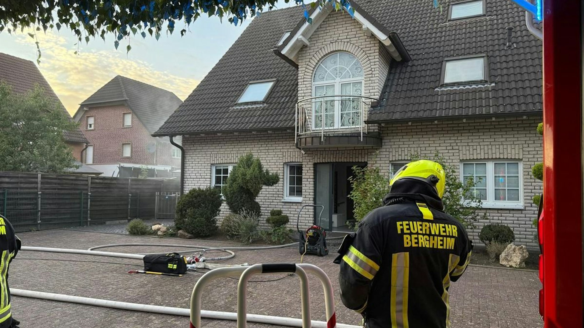 Feuerwehrleute im Einsatz in einem verrauchten Keller.
