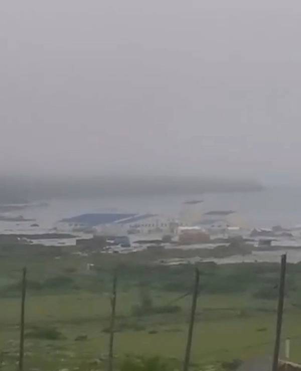 Dieses Bild aus einem vom Geophysikalischen Dienst der Russischen Akademie der Wissenschaften veröffentlichten Video zeigt die Folgen eines Tsunamis, der die Küstenregion von Sewero-Kurilsk auf der Insel Paramuschir der Kurilen-Inseln in Russland getroffen hat.
