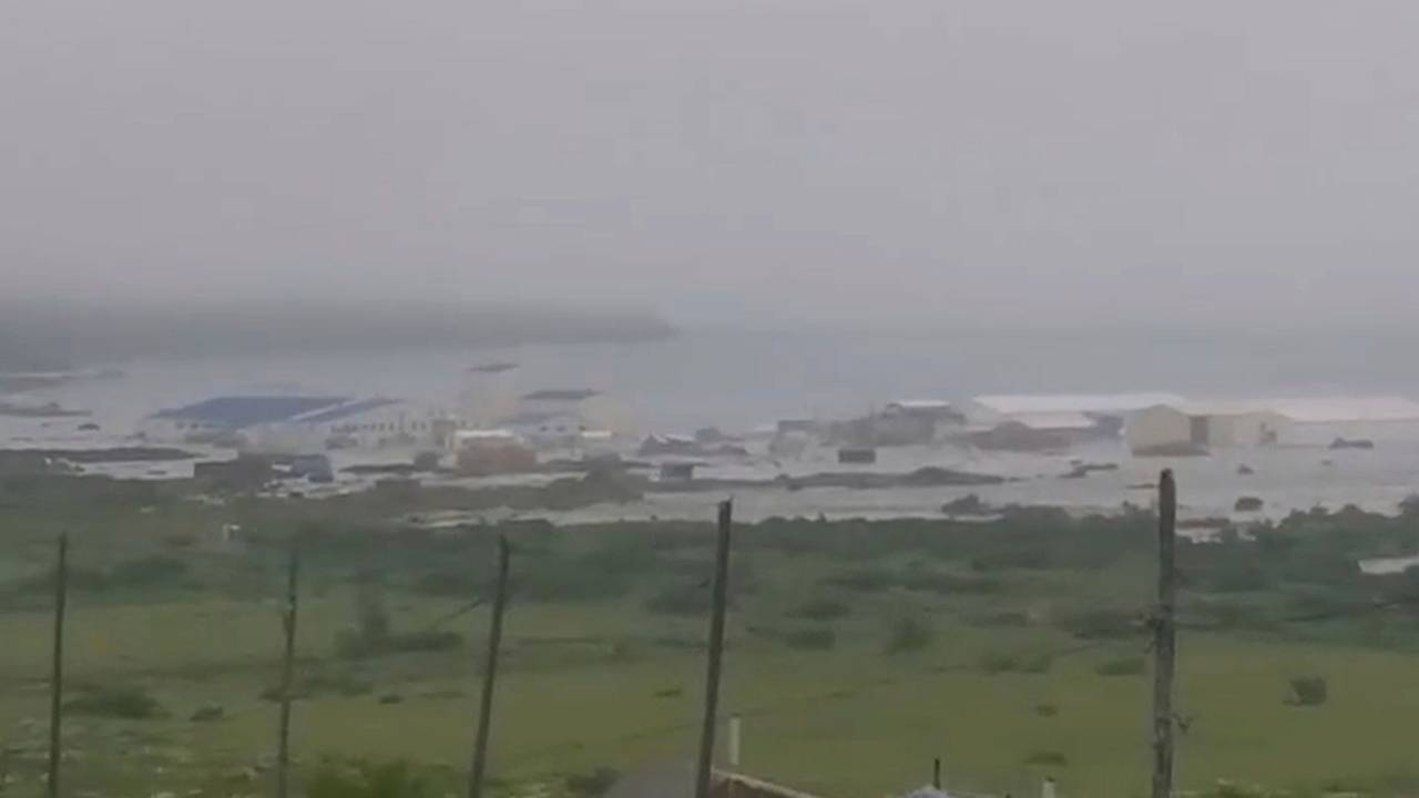 Dieses Bild aus einem vom Geophysikalischen Dienst der Russischen Akademie der Wissenschaften veröffentlichten Video zeigt die Folgen eines Tsunamis, der die Küstenregion von Sewero-Kurilsk auf der Insel Paramuschir der Kurilen-Inseln in Russland getroffen hat.