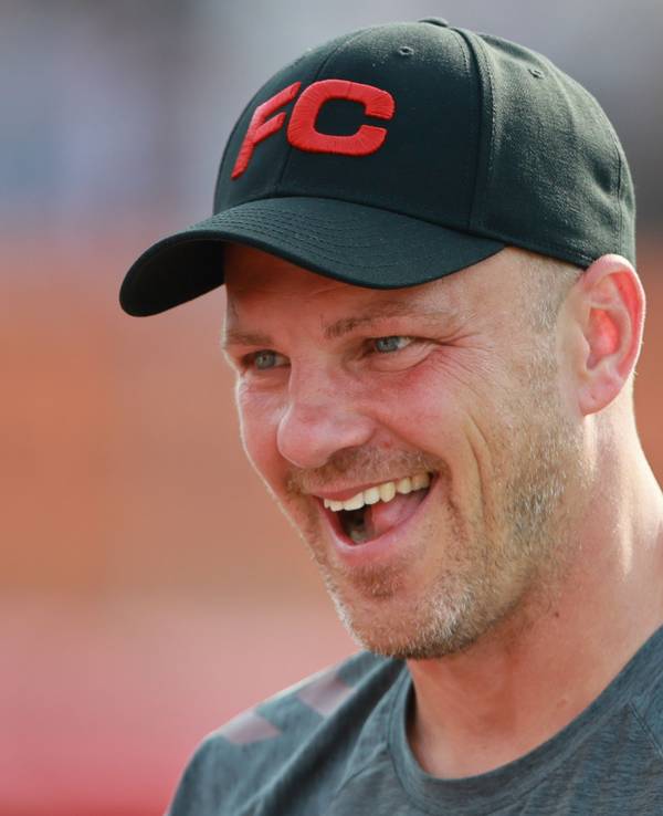 FC-Trainer Lukas Kwasniok am 18. Juli 2025 beim Testspiel gegen Fortuna Köln.