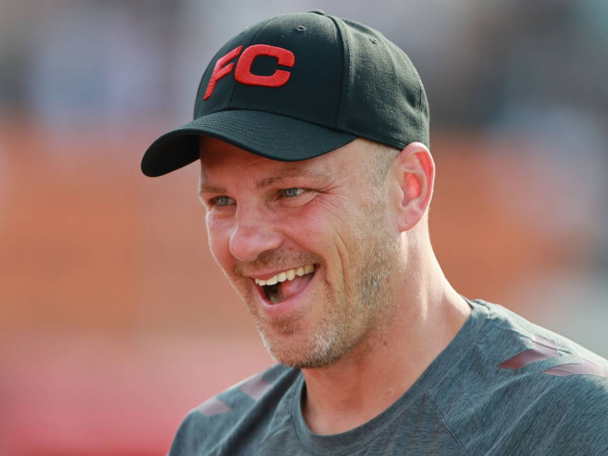 FC-Trainer Lukas Kwasniok am 18. Juli 2025 beim Testspiel gegen Fortuna Köln.