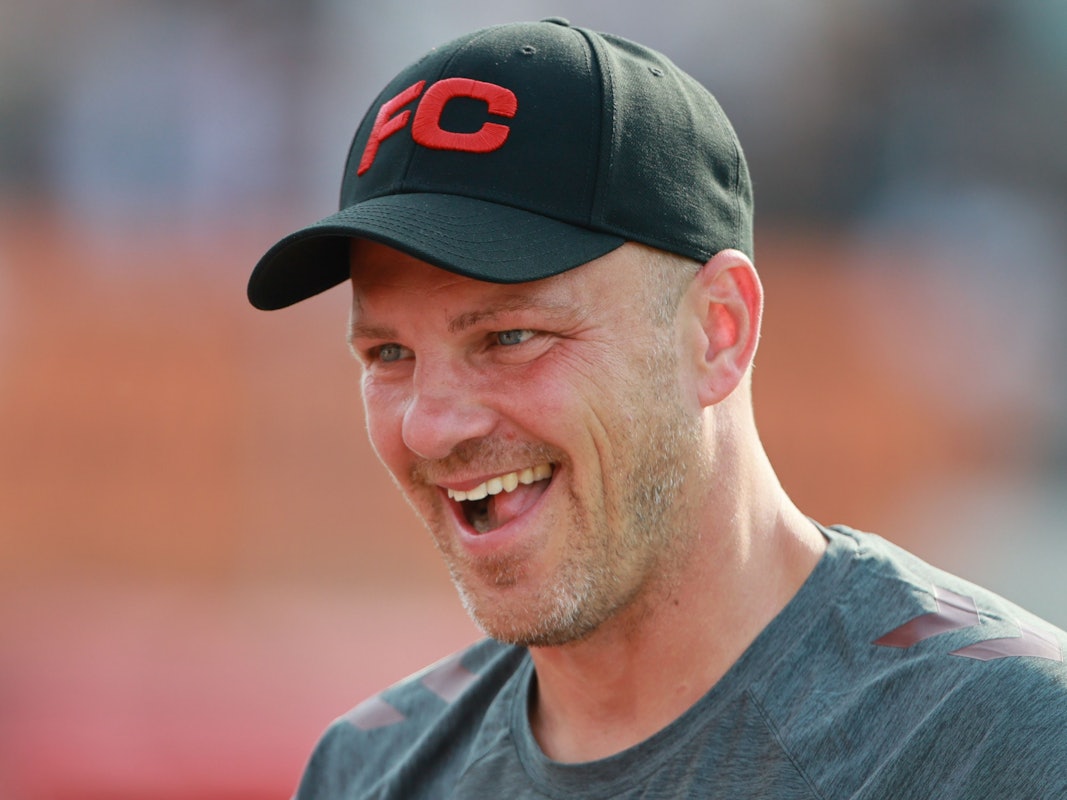 FC-Trainer Lukas Kwasniok am 18. Juli 2025 beim Testspiel gegen Fortuna Köln.