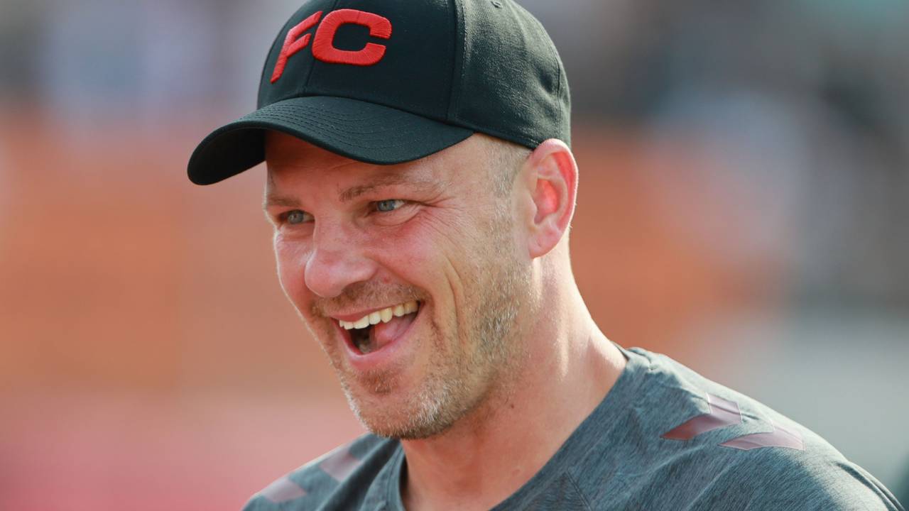 FC-Trainer Lukas Kwasniok am 18. Juli 2025 beim Testspiel gegen Fortuna Köln.