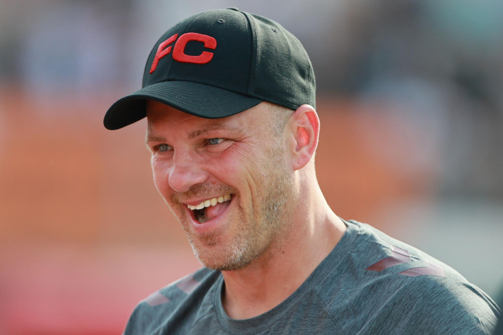 FC-Trainer Lukas Kwasniok am 18. Juli 2025 beim Testspiel gegen Fortuna Köln.