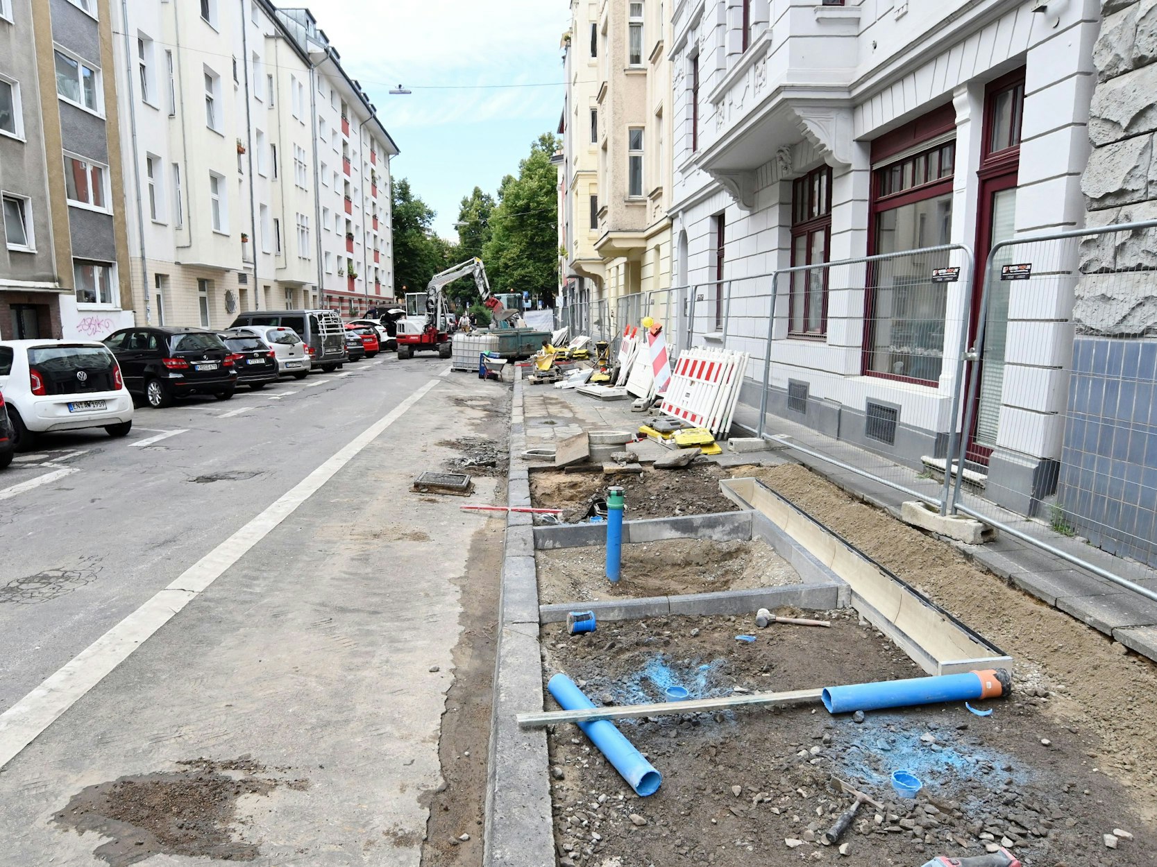 In der Weißenburgstraße im Agnesviertel baut die Stadt seit kurzem einige Parkscheinautomaten ab und beginnt damit, Parkplätze zurückzubauen.