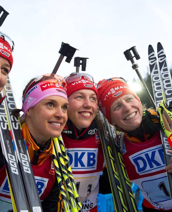 Franziska Preuss, Evi Sachenbacher-Stehle, Laura Dahlmeier und Franziska Hildebrand jubeln gemeinsam im Ziel.