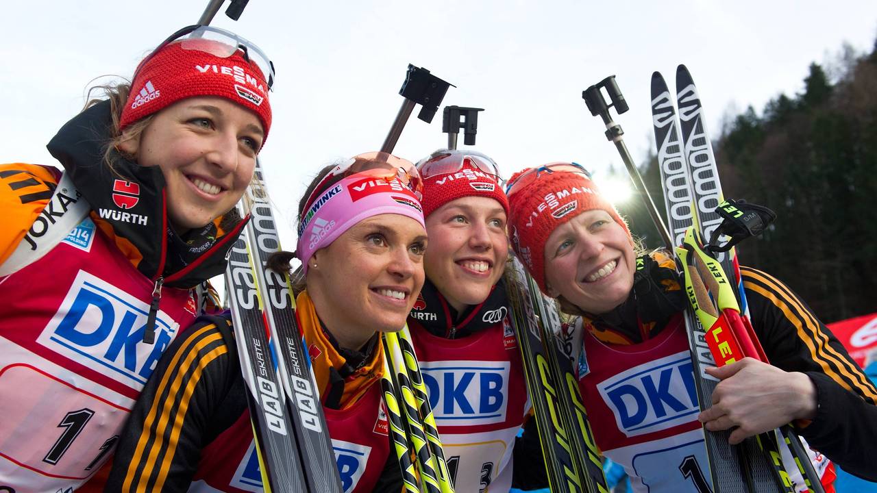 Franziska Preuss, Evi Sachenbacher-Stehle, Laura Dahlmeier und Franziska Hildebrand jubeln gemeinsam im Ziel.