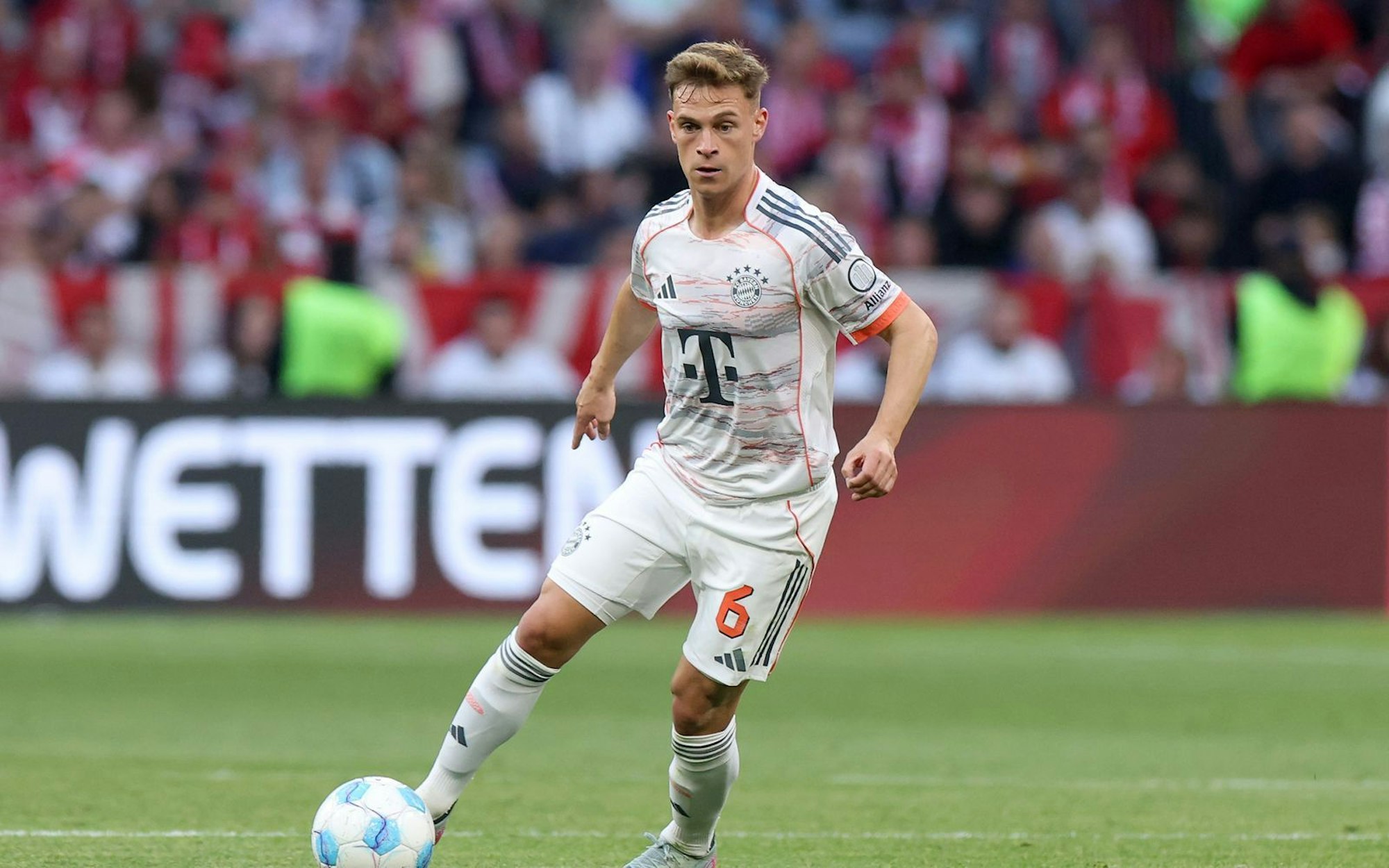 Sie sind jetzt wieder die Gejagten: Joshua Kimmich und seine Mitspieler vom FC Bayern, die den Meistertitel zuletzt zurück nach München brachten, starten am 22. August mit einem Spiel gegen RB Leipzig in die neue Bundesliga-Saison. (Bild: 2025 Getty Images/Alexander Hassenstein)