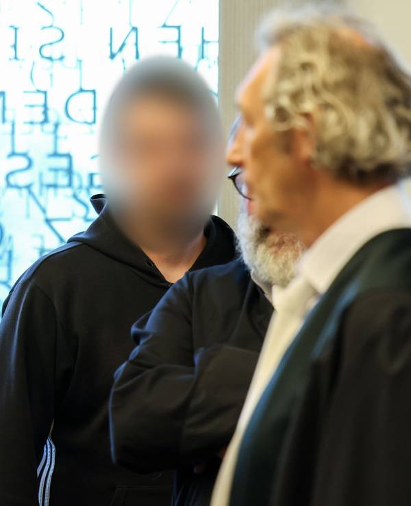 Der Angeklagte Daniel S. (l) steht vor Verhandlungsbeginn hinter seinen Anwälten.
