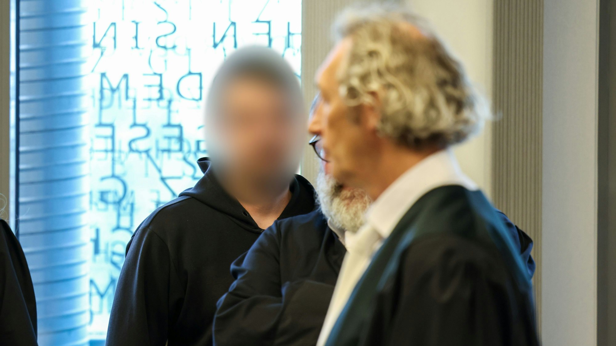 Der Angeklagte Daniel S. (l) steht vor Verhandlungsbeginn hinter seinen Anwälten.