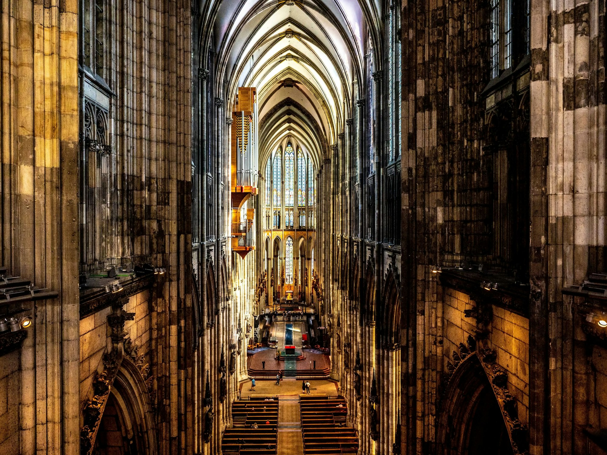 Blick in das gotische Kirchenschiff des Doms.