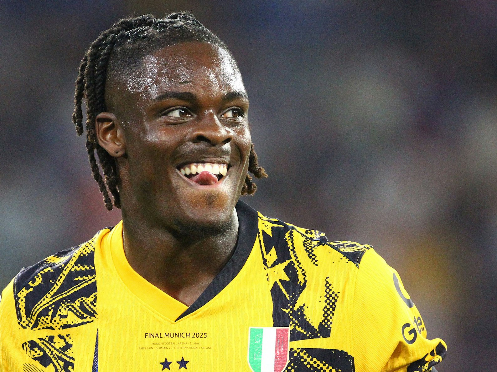 Yann Bisseck streckt im Champions-League-Finale lüstern die Zunge heraus.