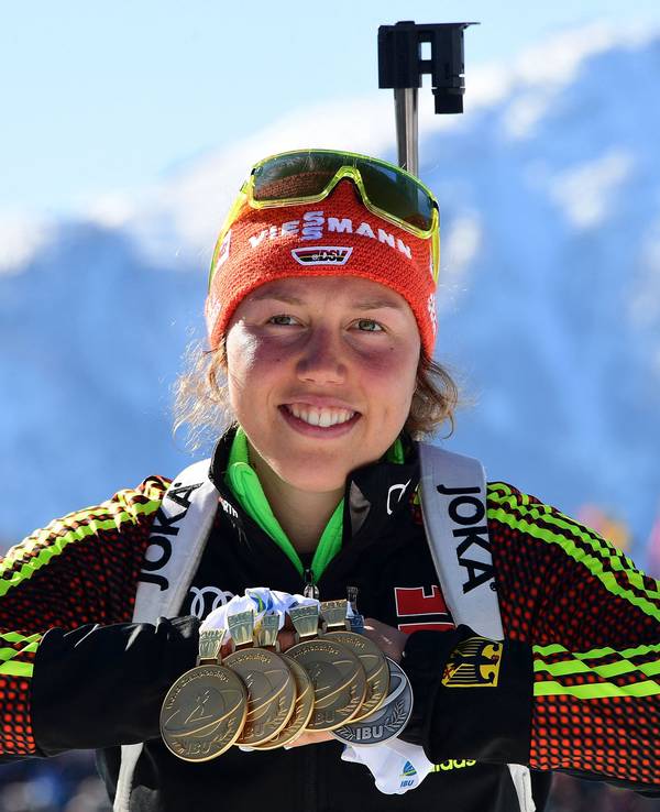 Laura Dahlmeier zeigt stolz ihre WM-Medaillen. Die 31-Jährige ist beim Bergsteigen tödlich verunglückt.