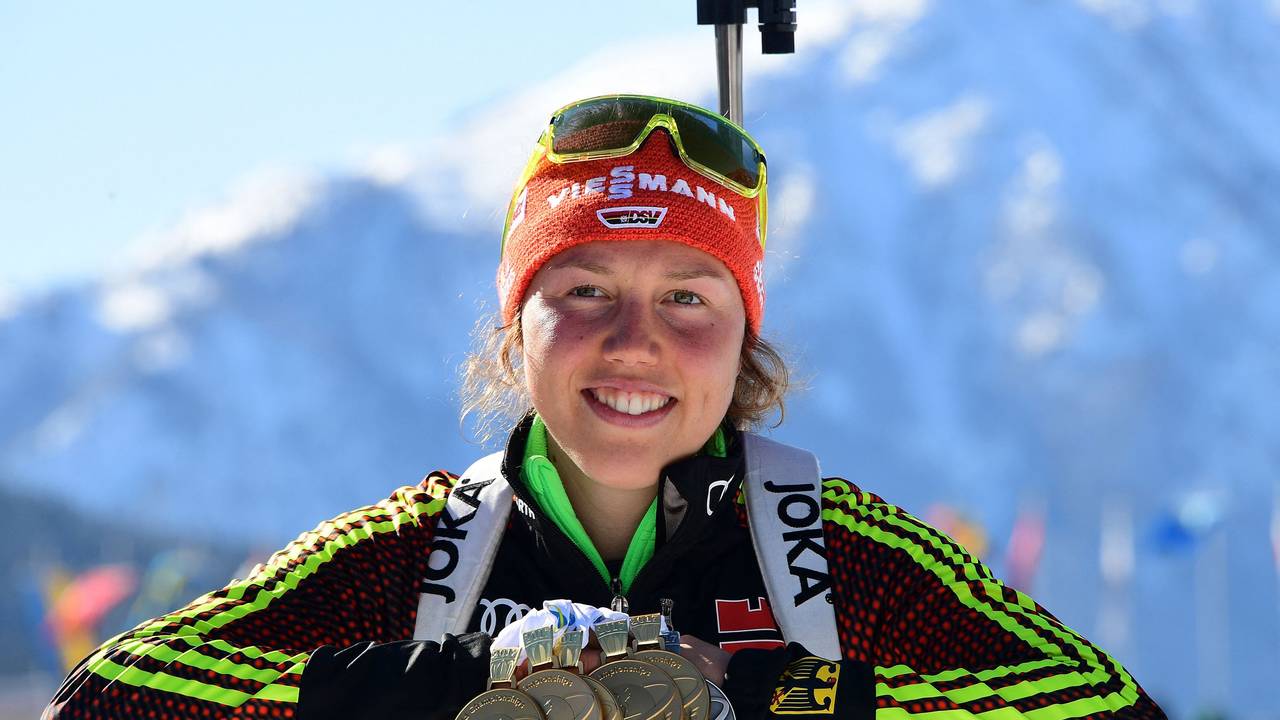 Laura Dahlmeier zeigt stolz ihre WM-Medaillen. Die 31-Jährige ist beim Bergsteigen tödlich verunglückt.