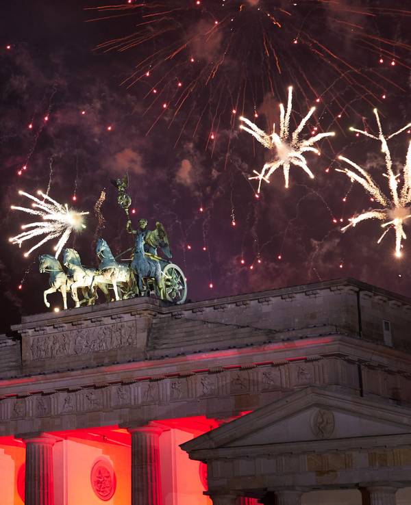 Zum Jahreswechsel wird vor dem Brandenburger Tor ein riesiges Feuerwerk abgefeuert.